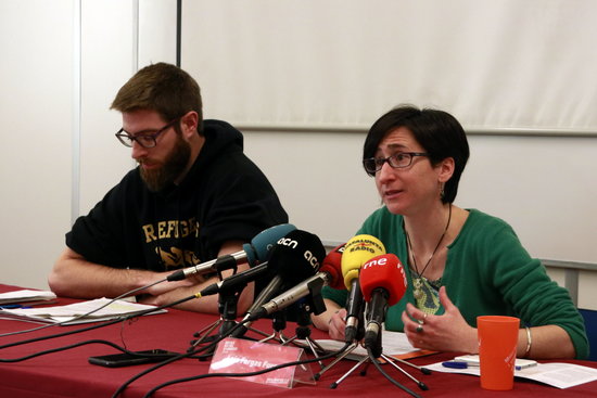 Jofre Güell and Laia Fargas of SETEM Catalonia speak at the presentation for the Mobile Social Congress on February 18 2019 (by Laura Fíguls)